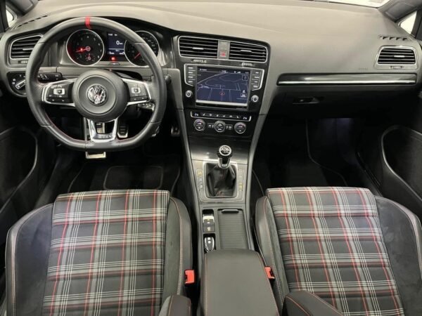 VOLKSWAGEN GOLF 
2.0 TSI 220 GTI – Image 7