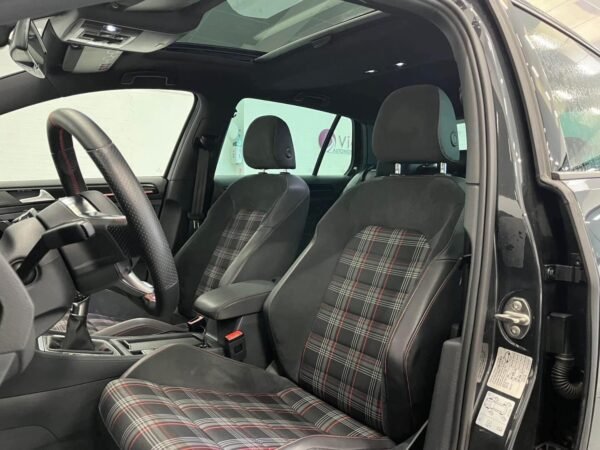 VOLKSWAGEN GOLF 
2.0 TSI 220 GTI – Image 8